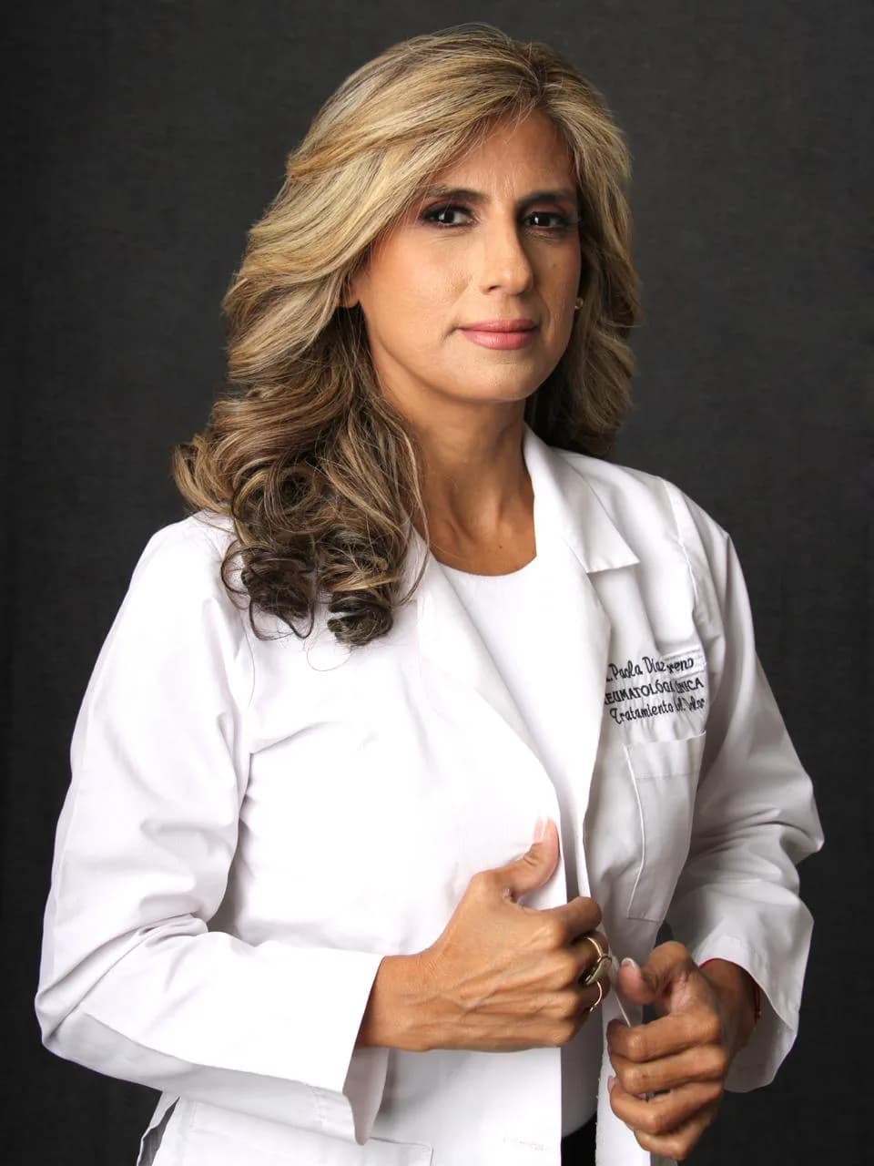 Retrato de la Dra. Paola Díaz en bata blanca
