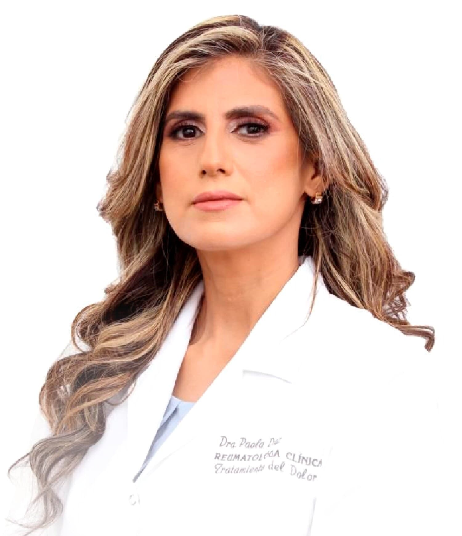 La Dra. Paola Díaz, reumatóloga, en bata blanca
